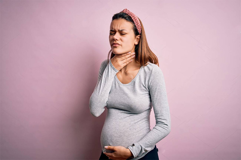 Có nhiều nguyên nhân gây đau họng trong thai kỳ